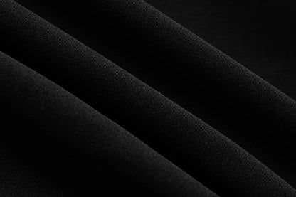Robe midi élégante à fines bretelles avec détails en dentelle