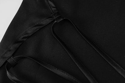 Robe midi élégante à fines bretelles avec détails en dentelle