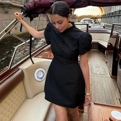 Robe Courte Élégante à Manches Bouffantes et Col