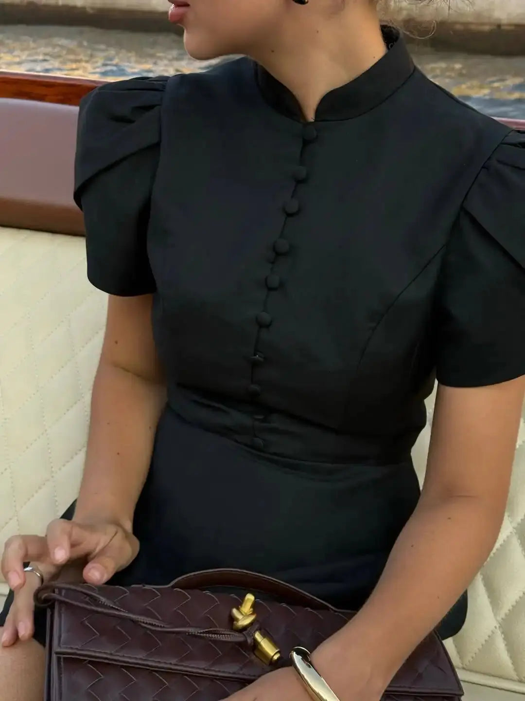 Robe Courte Élégante à Manches Bouffantes et Col