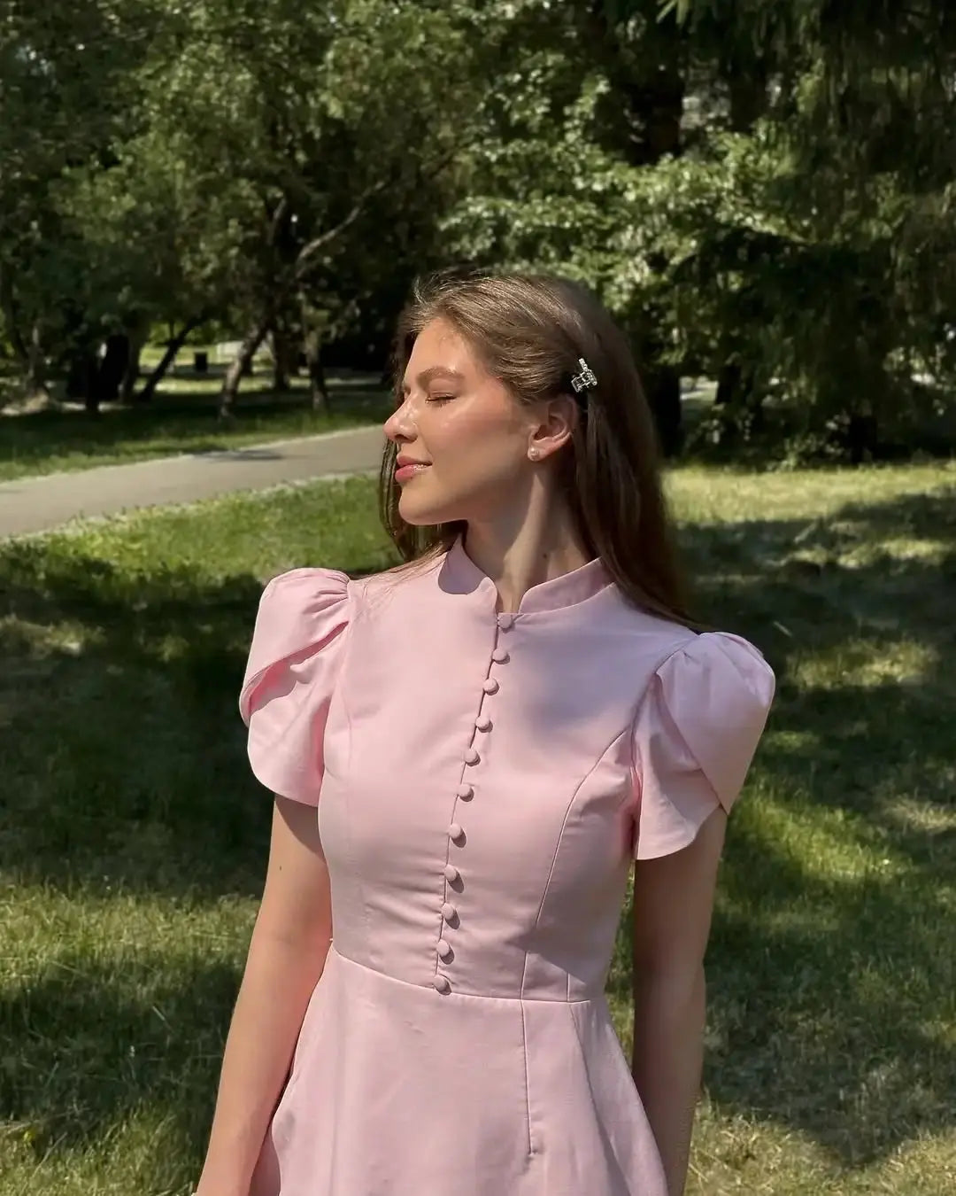 Robe Courte Élégante à Manches Bouffantes et Col