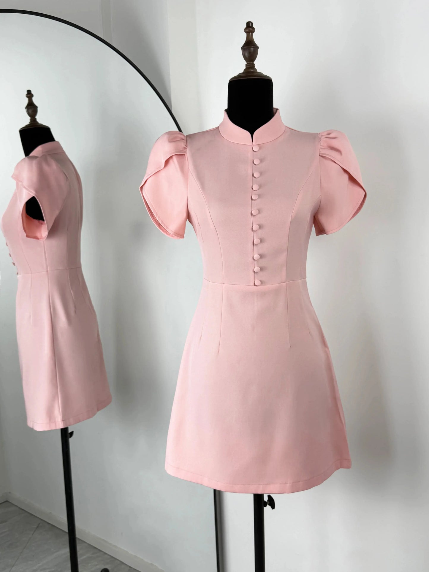 Robe Courte Élégante à Manches Bouffantes et Col