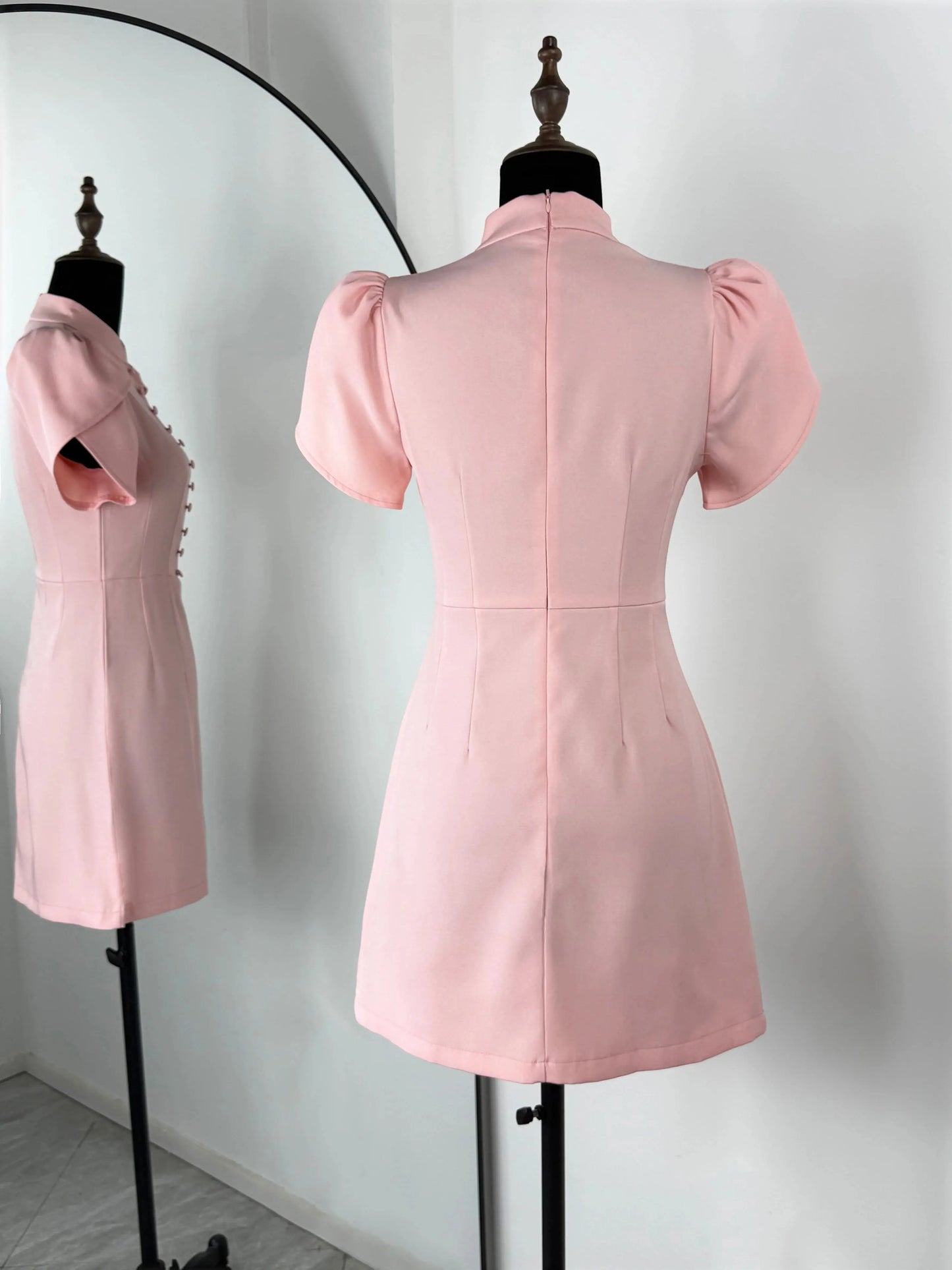 Robe Courte Élégante à Manches Bouffantes et Col